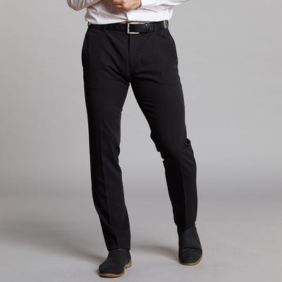 Homme portant un pantalon de travail de la collection UTC57