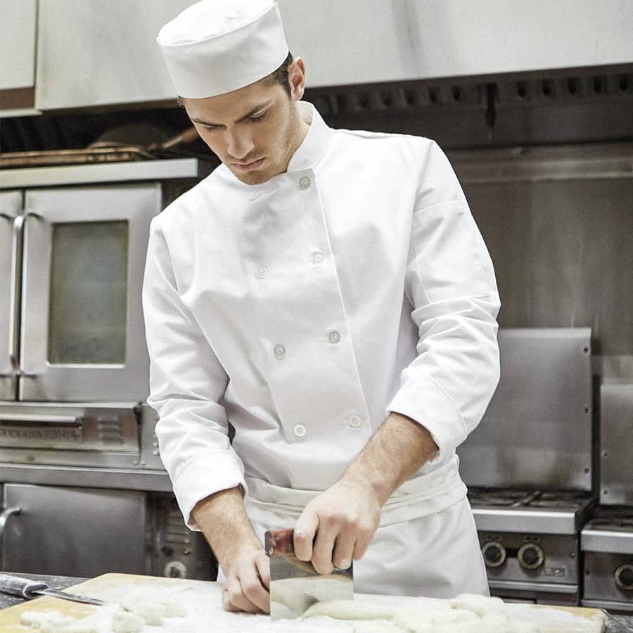 Cuisinier portant un chapeau de chef d'Uniformes Town & Country