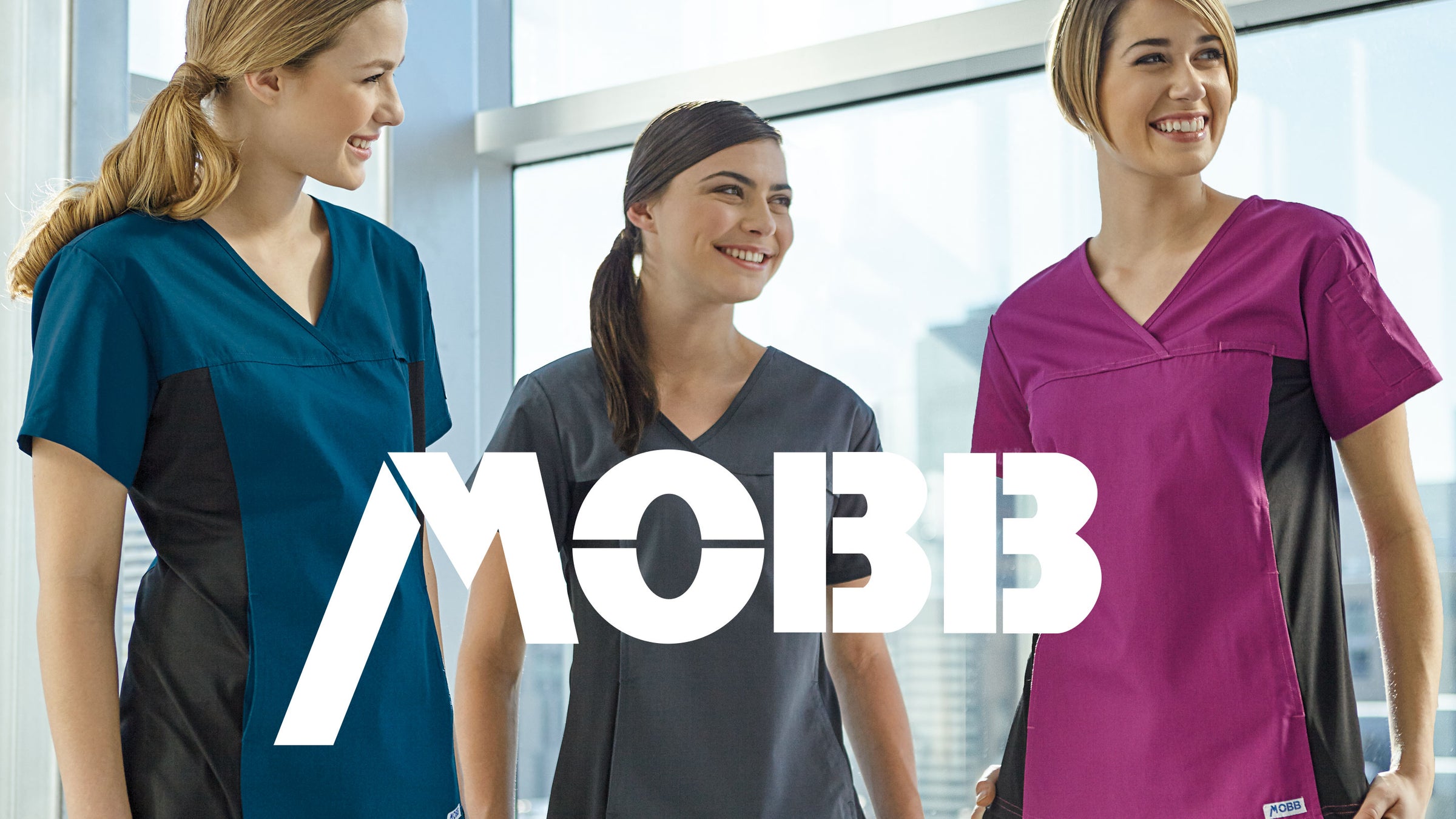 Femmes portant des uniformes MOBB avec le logo de la collection