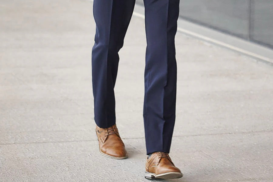 Pantalon de travail pour homme de couleur marine, chez Uniformes Town & Country, à Laval