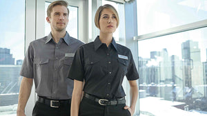 Un homme et une femme portant un uniforme de travail des Uniformes Town & Country