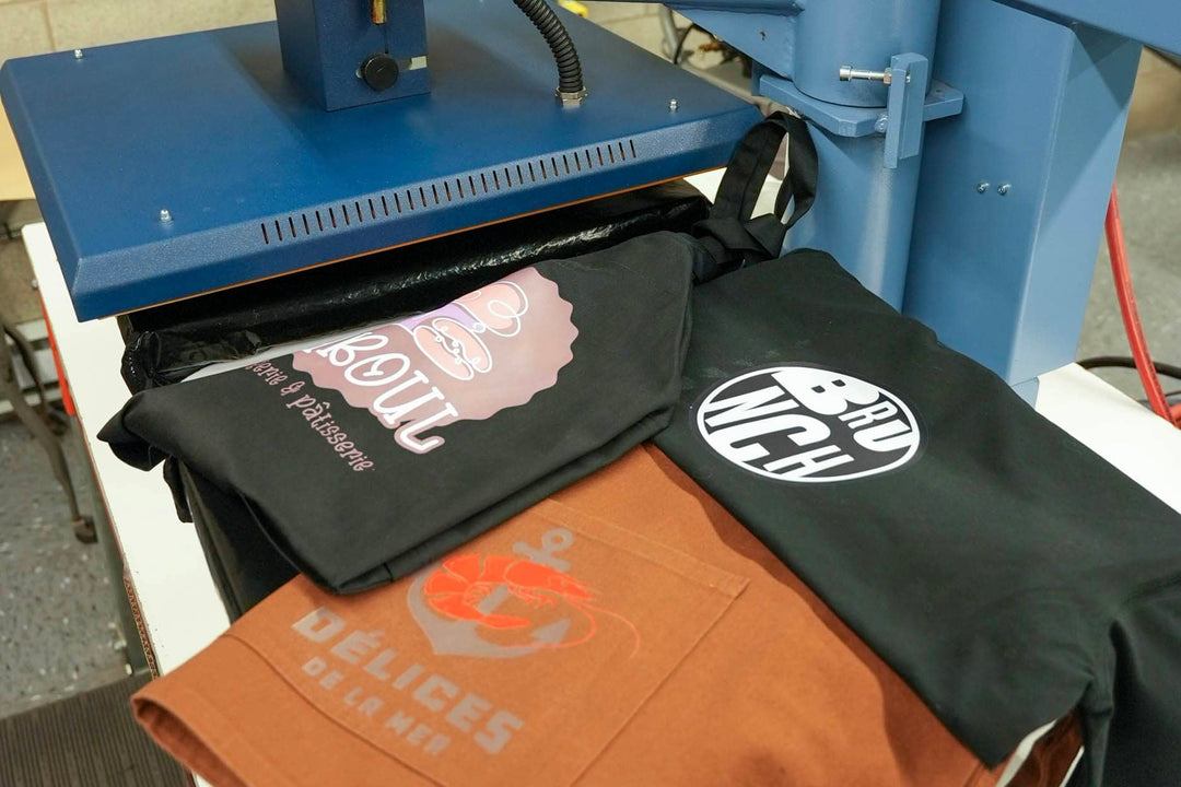 Tabliers personnalisés par l’ajout du logo de l’entreprise, un service offert par Uniformes Town and Country, à Laval.