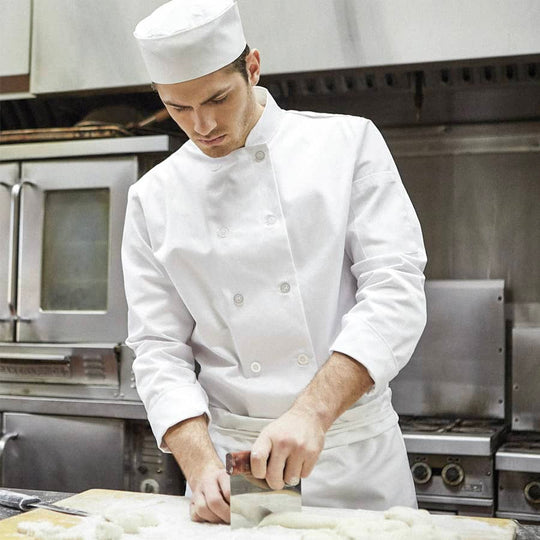 Cuisinier en action qui porte un uniforme de travail du magasin Uniformes Town & Country, à Laval