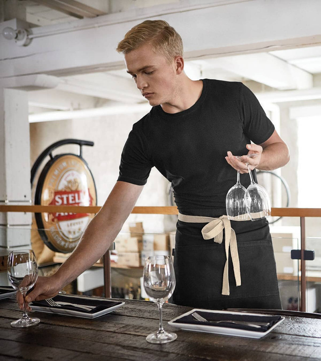 Homme travaillant en restauration qui porte un uniforme de travail du magasin Uniformes Town & Country, à Laval