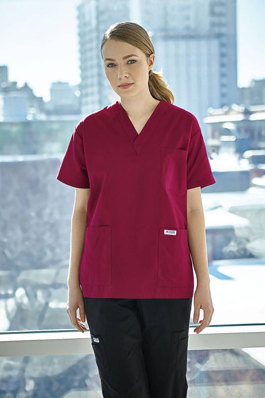 Femme oeuvrant dans le domaine des soins portant un uniforme de travail de la collection MOBB, en vente chez Uniformes Town & Country à Laval