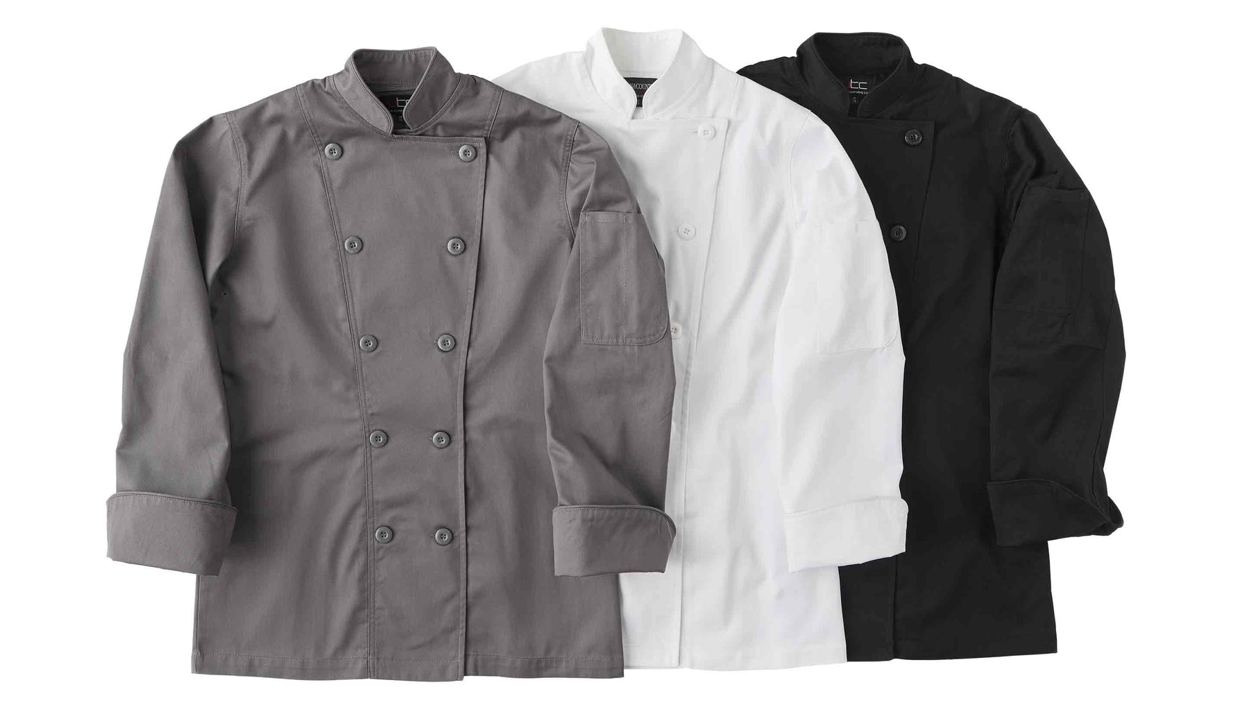 Trois vestes de chef sont présentées : de couleur grise, blanche et noire